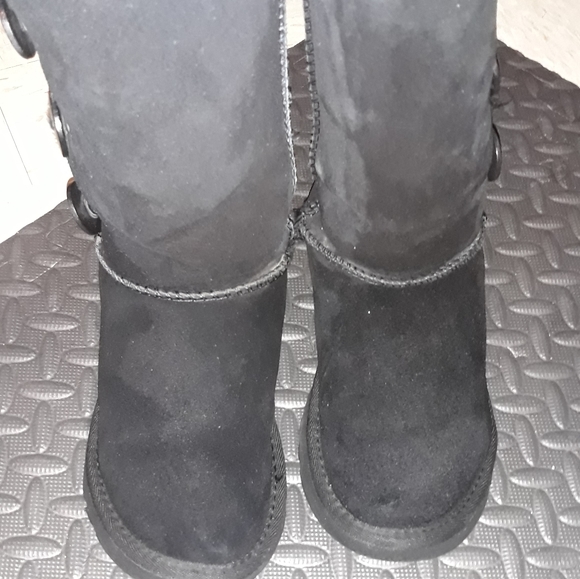 UGG - Picture 1 of 2